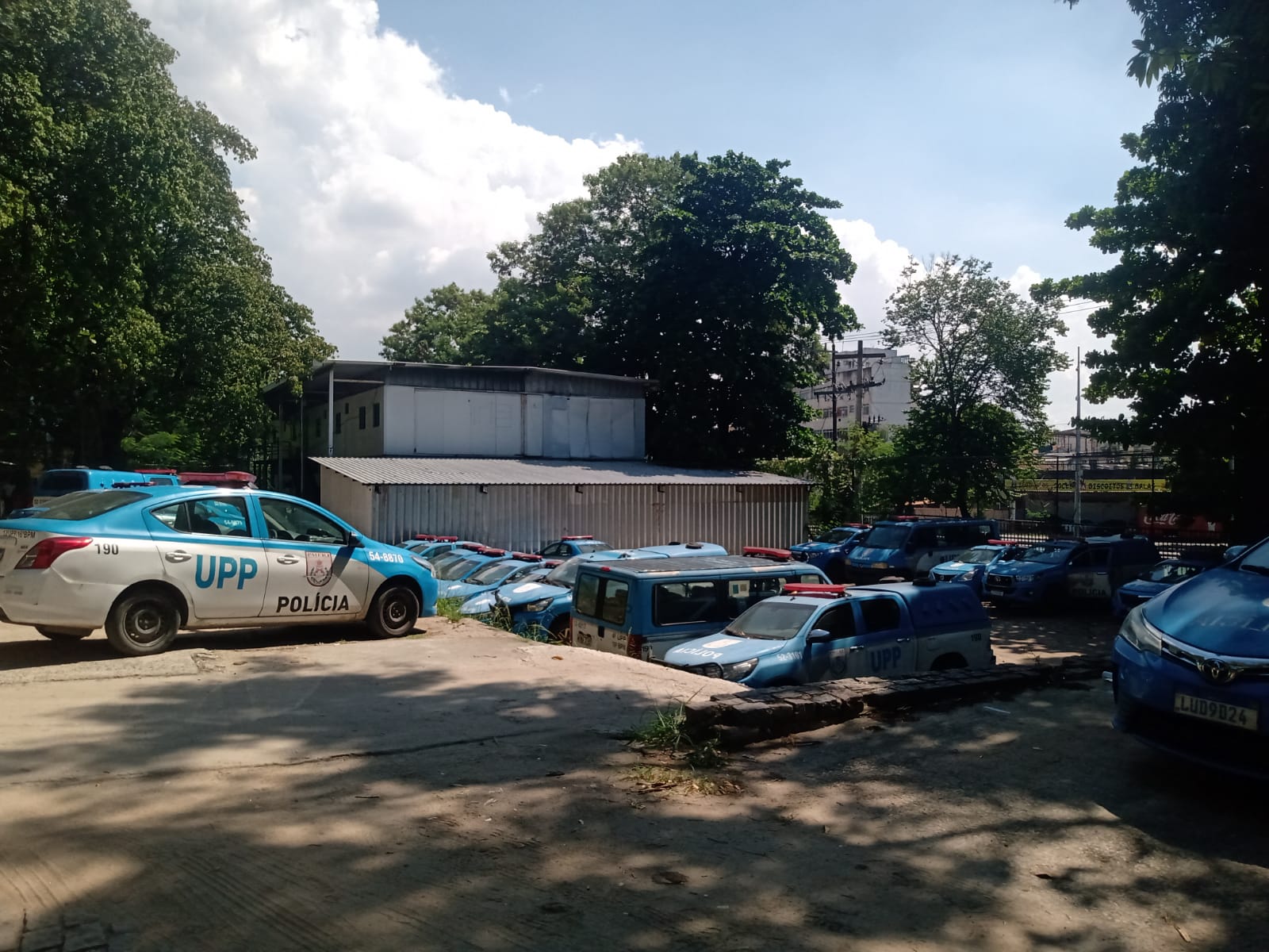 UPP ainda está em local onde deveriam haver quadras esportivas para a população. Foto: RioOnWatch A história do Parque Ary Barroso é repleta de lutas mas também de resiliência. Fotos por: Arthur Lucena