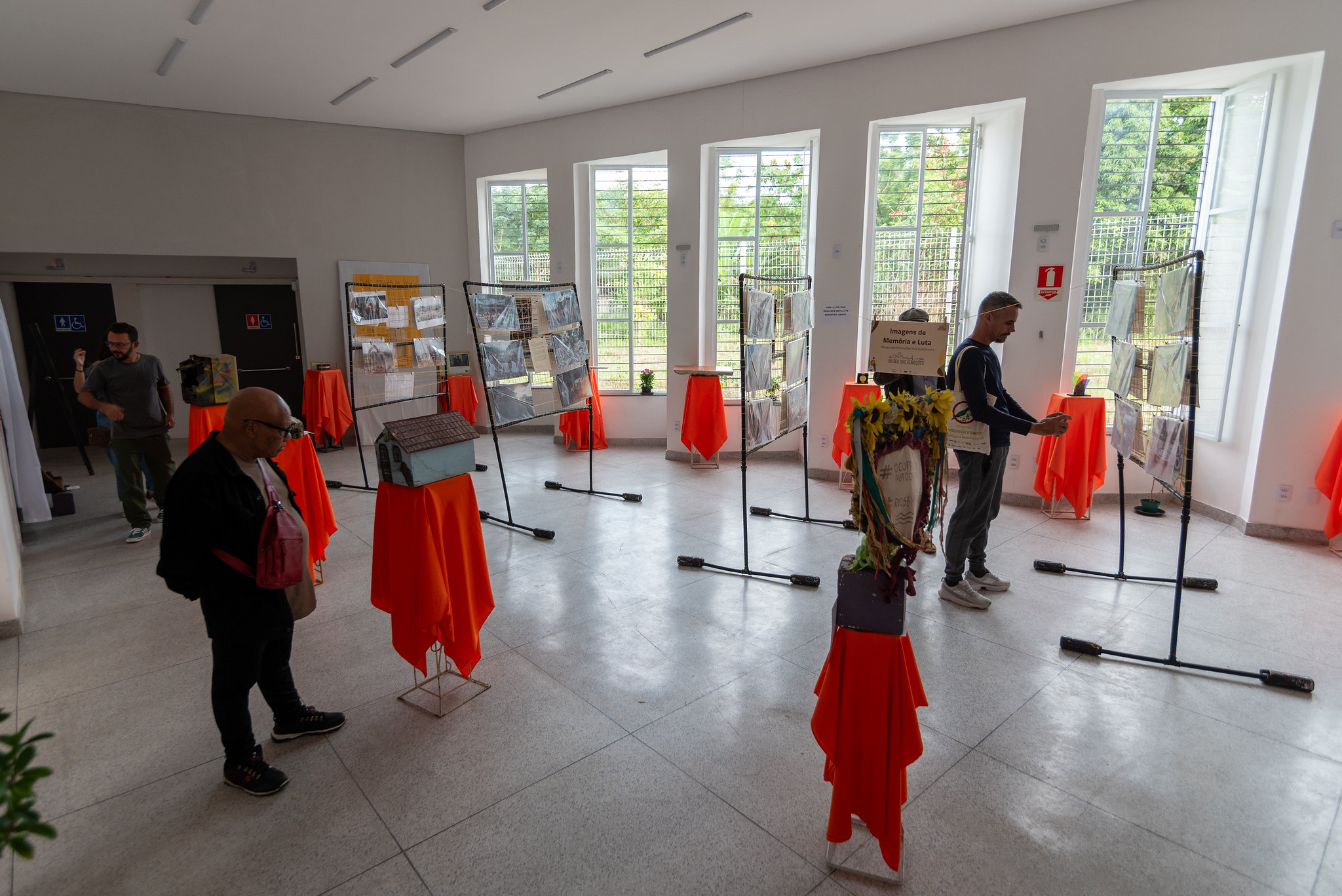 A Exposição de fotografias “Memória e Luta”, de Luiz Claudio e Ana Priscila, podia ser visitada com imagens e objetos que reconstituem a história da remoção da comunidade”. Foto: Bárbara Dias A Exposição de fotografias “Memória e Luta”, de Luiz Claudio e Ana Priscila, podia ser visitada com imagens e objetos que reconstituem a história da remoção da comunidade”. Foto: Bárbara Dias