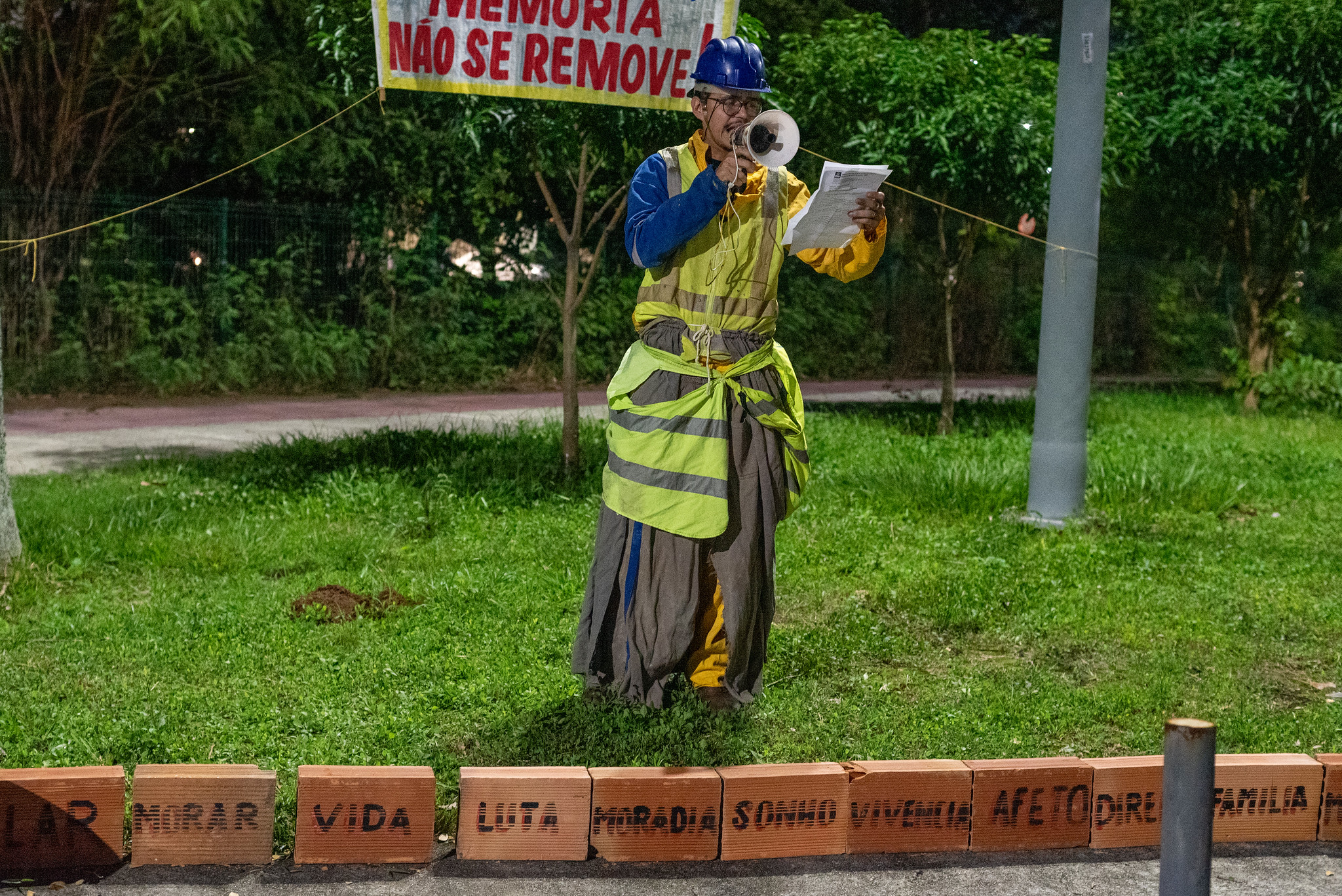 A performance Remoções, de João Maturo, reproduziu artisticamente as memórias da violência sofrida pelos moradores, ressignificando a dor em linguagem artística. Foto: Bárbara Dias A performance Remoções, de João Maturo, reproduziu artisticamente as memórias da violência sofrida pelos moradores, ressignificando a dor em linguagem artística. Foto: Bárbara Dias