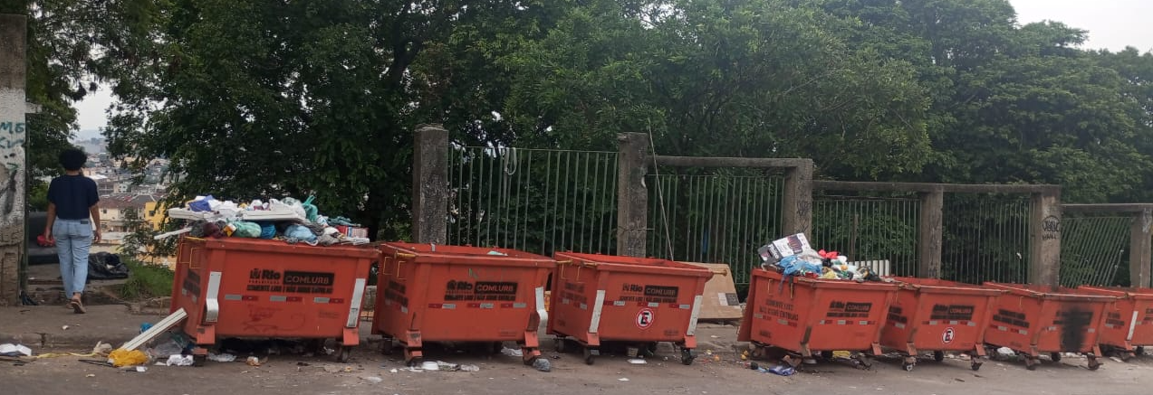Ausência de portão na parte alta, além de caçambas de lixo atraindo mais sujeira para o “Pulmão da Zona da Leopoldina”. Foto: Arthur Lucena / Movimento Parque Ary Barroso Livre Ausência de portão na parte alta, além de caçambas de lixo atraindo mais sujeira para o “Pulmão da Zona da Leopoldina”. Foto: Arthur Lucena / Movimento Parque Ary Barroso Livre