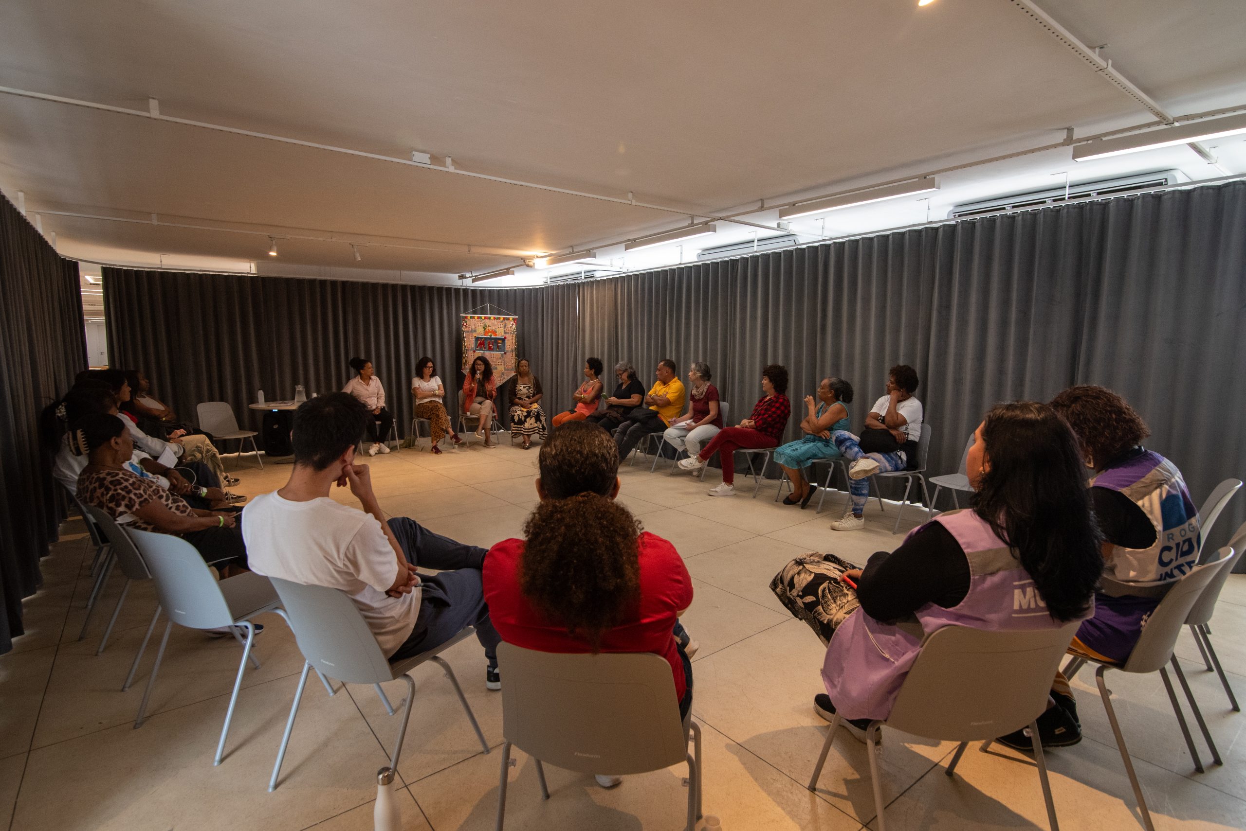 Durante a abertura da exposição no MUF, um grupo de mulheres estava reunido no encontro 'Diálogos sobre a rede de proteção à mulher, caminhos de apoio e lideranças que protegem', mediado pelo CAOVIDMPRJ. Foto: Bárbara Dias Durante a abertura da exposição no MUF, um grupo de mulheres estava reunido no encontro 'Diálogos sobre a rede de proteção à mulher, caminhos de apoio e lideranças que protegem', mediado pelo CAOVIDMPRJ. Foto: Bárbara Dias