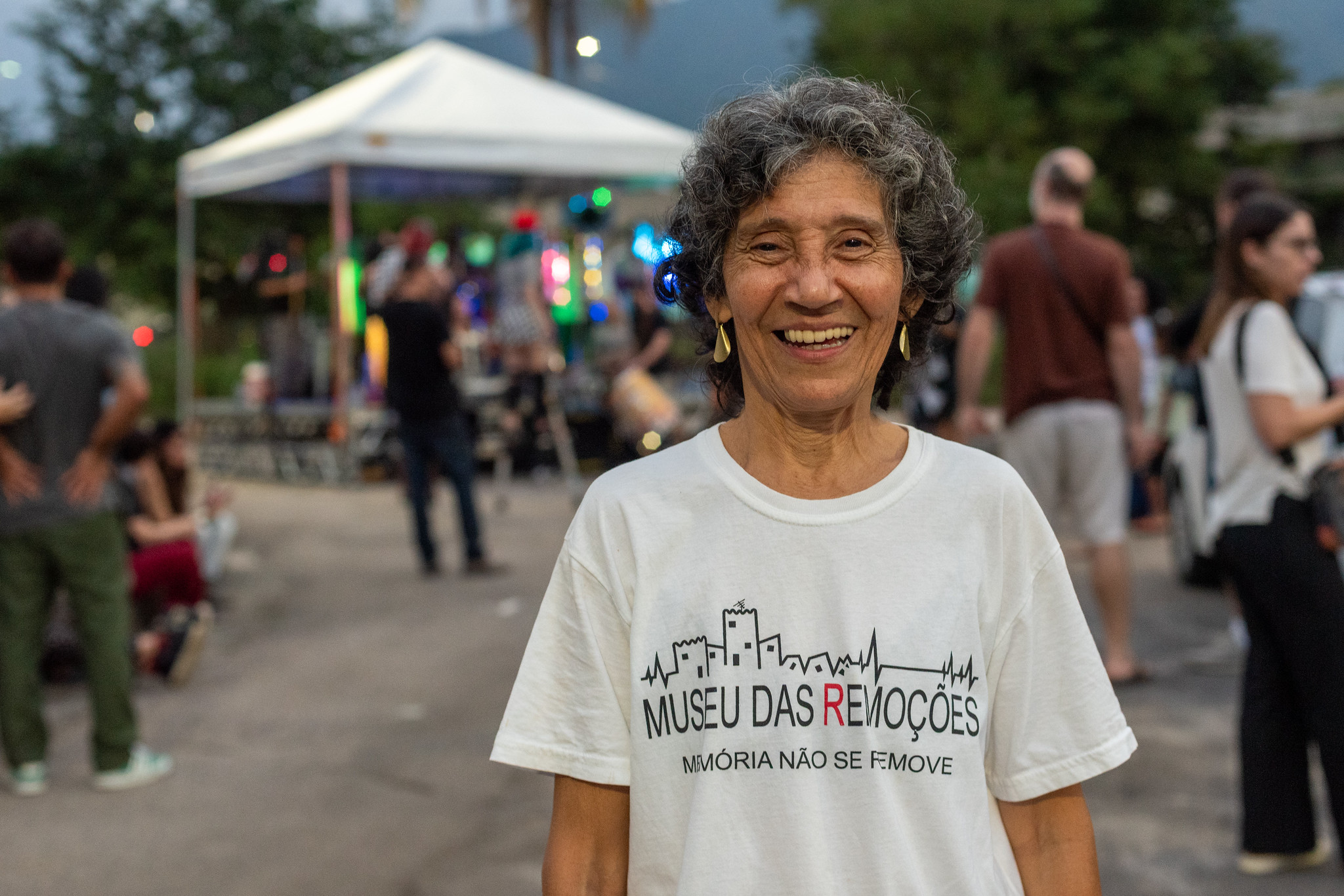 Maria da Penha, liderança histórica na luta contra as remoções e integrante do Museu das Remoções, falou sobre a felicidade em ter permanecido na Vila Autódromo: “felicidade não tem preço”. Foto: Bárbara Dias Maria da Penha, liderança histórica na luta contra as remoções e integrante do Museu das Remoções, falou sobre a felicidade em ter permanecido na Vila Autódromo: “felicidade não tem preço”. Foto: Bárbara Dias