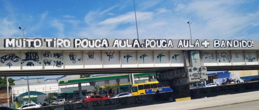 Pichação com os dizeres “Muito tiro pouca aula, pouca aula mais bandido!” localizada próxima à passarela 9 da Avenida Brasil, na entrada da Maré. Foto: Redes Sociais