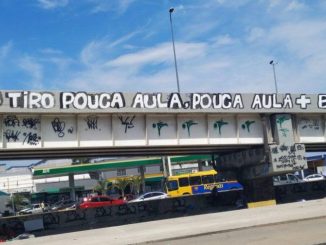 Pichação com os dizeres “Muito tiro pouca aula, pouca aula mais bandido!” localizada próxima à passarela 9 da Avenida Brasil, na entrada da Maré. Foto: Redes Sociais