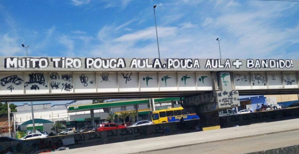 Pichação com os dizeres “Muito tiro pouca aula, pouca aula mais bandido!” localizada próxima à passarela 9 da Avenida Brasil, na entrada da Maré. Foto: Redes Sociais Pichação com os dizeres “Muito tiro pouca aula, pouca aula mais bandido!” localizada próxima à passarela 9 da Avenida Brasil, na entrada da Maré. Foto: Redes Sociais