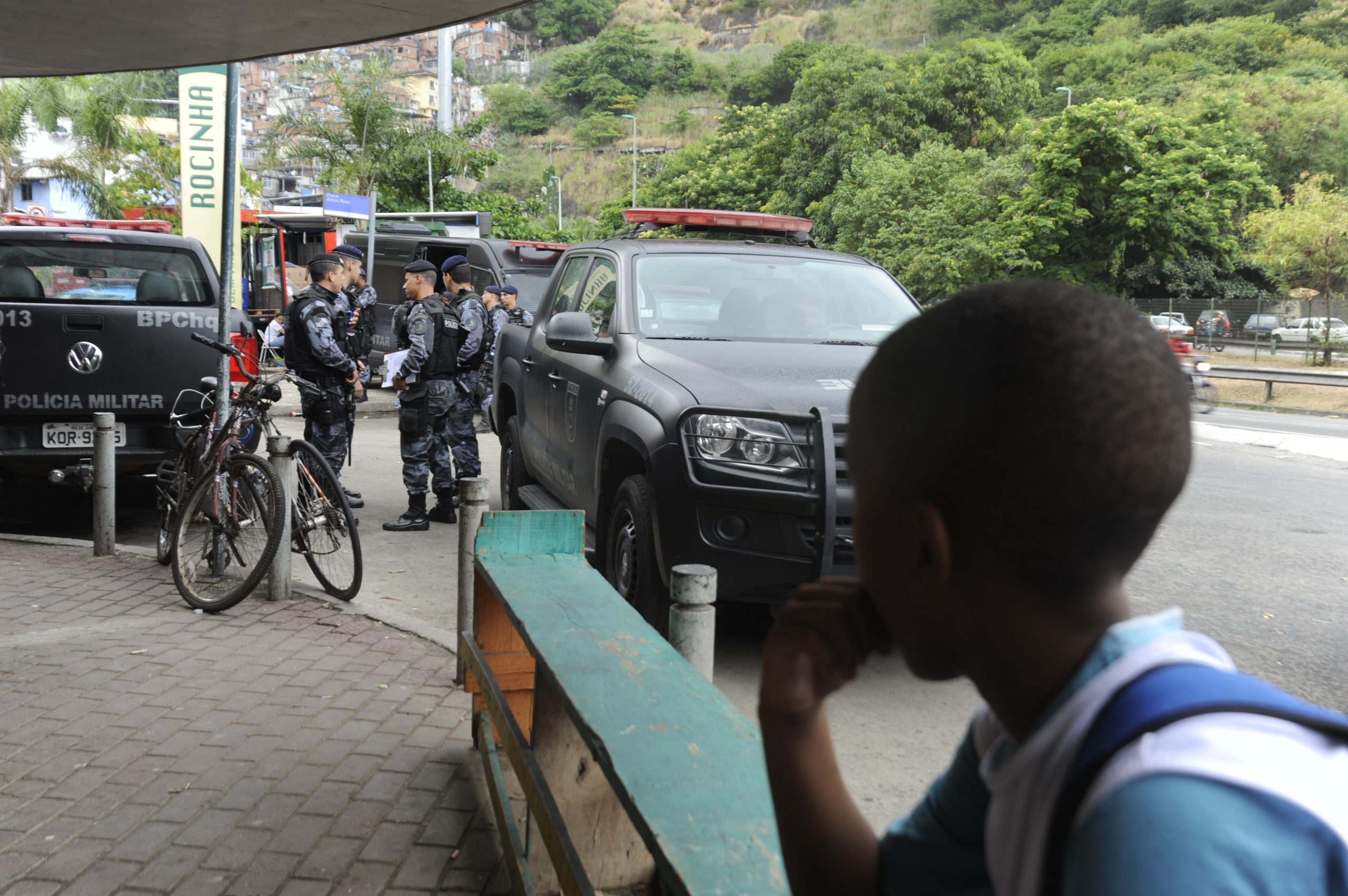 Policiais do Batalhão de Operações Especiais, do Batalhão de Polícia de Choque e UPPs reforçam o policiamento na comunidade da Rocinha. Foto: Tânia Rêgo/Agência Brasil Policiais do Batalhão de Operações Especiais, do Batalhão de Polícia de Choque e UPPs reforçam o policiamento na comunidade da Rocinha. Foto: Tânia Rêgo/Agência Brasil
