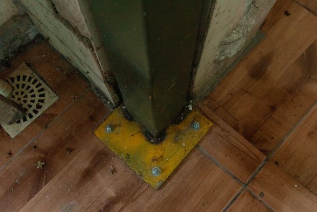 Problemas estruturais foram agravados por falhas na execução das intervenções recentes, como a instalação de pilares metálicos de sustentação. Foto: Barbara Dias