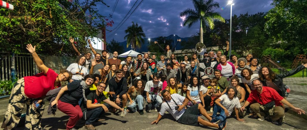 Público, apoiadores, artistas e moradores presentes na comemoração dos 10 anos do Museu das Remoções em Vila Autódromo. Foto: Bárbara Dias