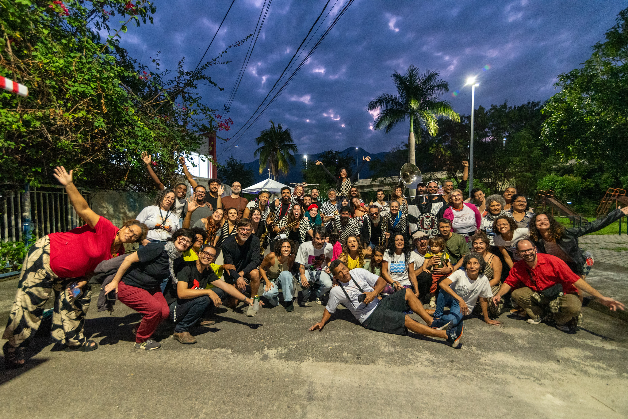 Público, apoiadores, artistas e moradores presentes na comemoração dos 10 anos do Museu das Remoções em Vila Autódromo. Foto: Bárbara Dias Público, apoiadores, artistas e moradores presentes na comemoração dos 10 anos do Museu das Remoções em Vila Autódromo. Foto: Bárbara Dias