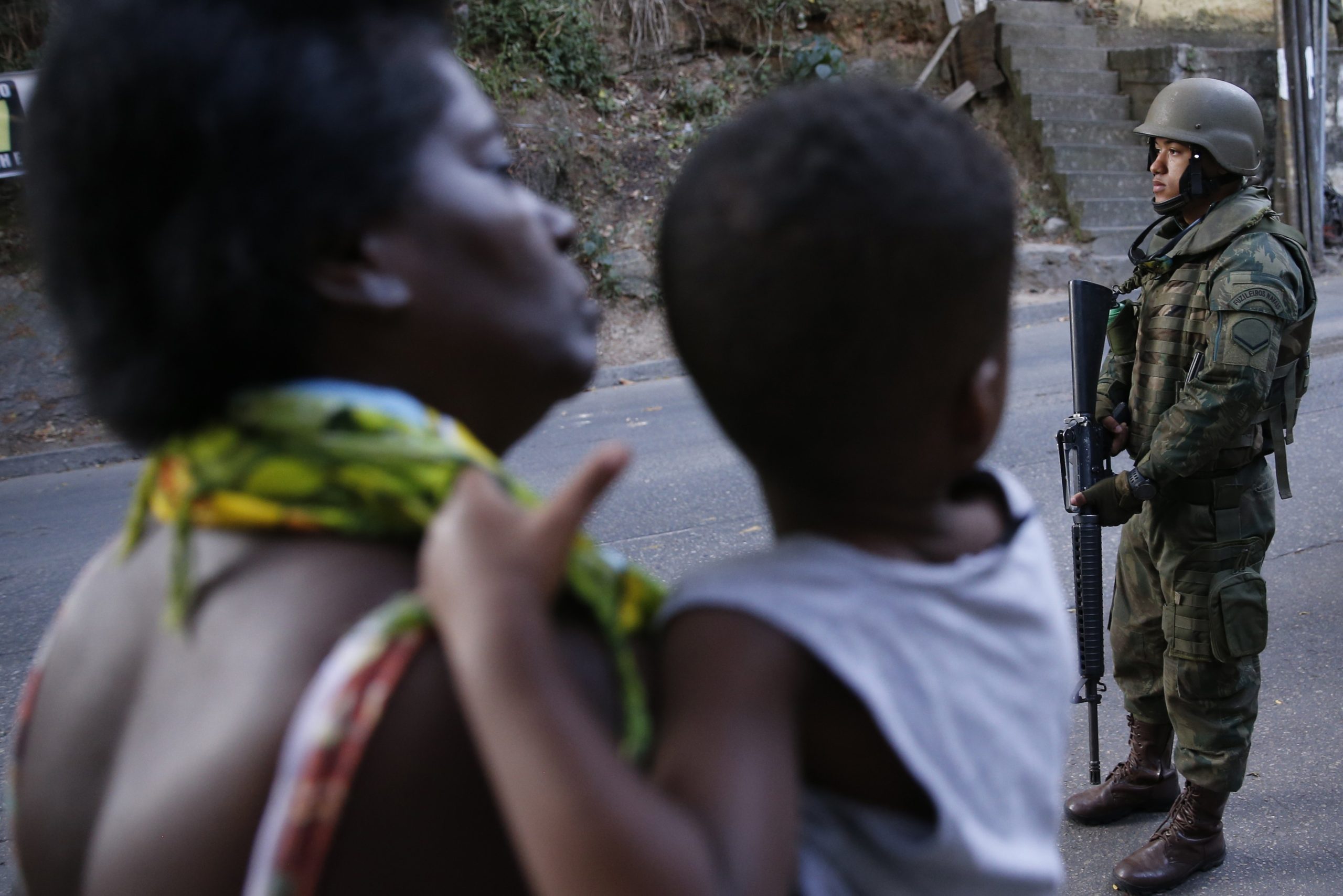 Operação das forças segurança no combate aos confrontos entre traficantes na Rocinha. Foto: Fernando Frazão/Agência Brasil Operação das forças segurança no combate aos confrontos entre traficantes na Rocinha. Foto: Fernando Frazão/Agência Brasil