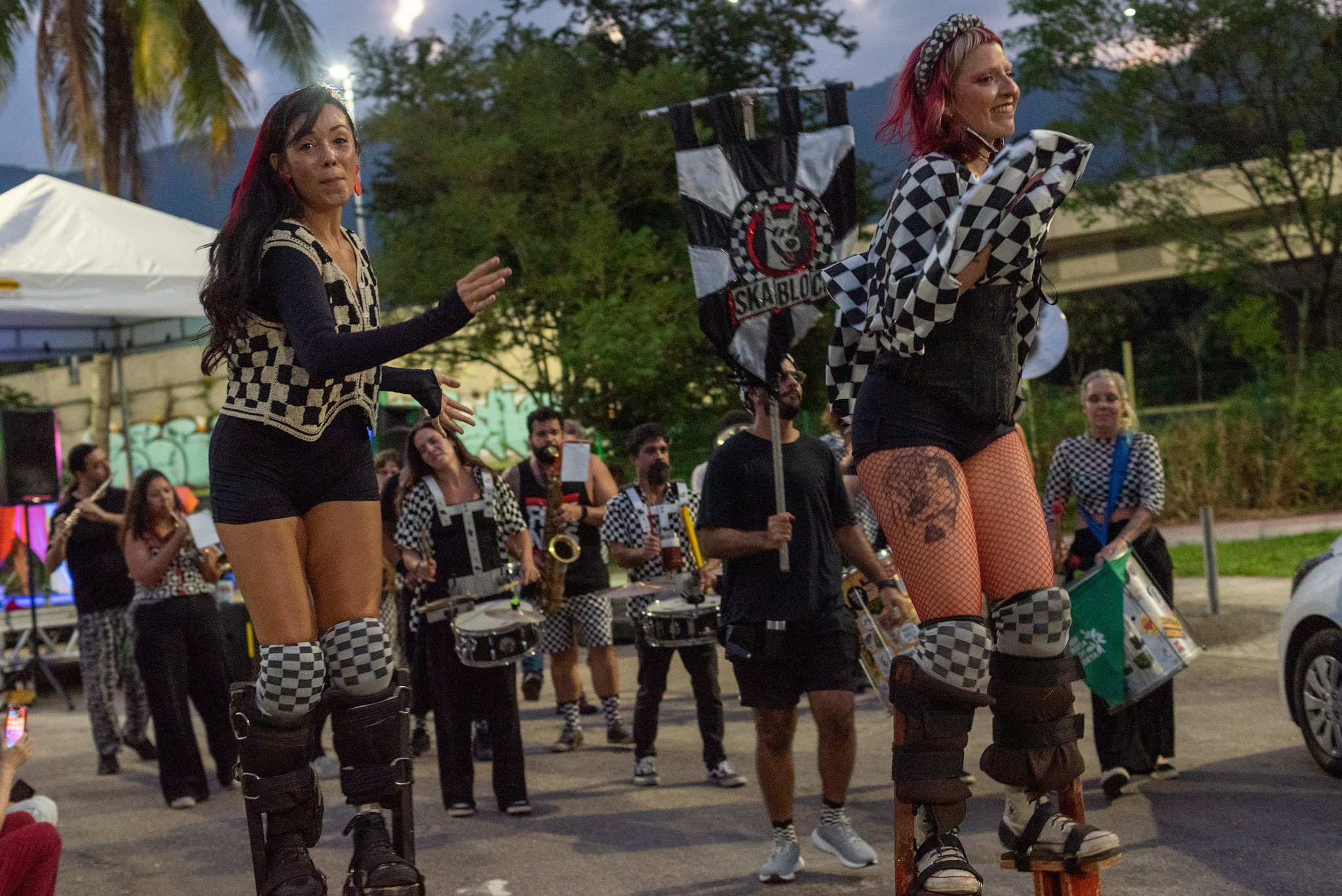 Várias atrações culturais estiveram presentes na comemoração dos dez anos do Museu das Remoções. Na imagem, o Skabloco, desfilou pela Rua Vila autódromo, animando os presentes na tarde celebrativa e de lutas. Foto: Bárbara Dias Várias atrações culturais estiveram presentes na comemoração dos dez anos do Museu das Remoções. Na imagem, o Skabloco, desfilou pela Rua Vila autódromo, animando os presentes na tarde celebrativa e de lutas. Foto: Bárbara Dias