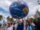 Participantes do Ato Público Ambiental em Copacabana seguram uma réplica inflável do planeta Terra durante caminhada na Avenida Atlântica. Foto: Bárbara Dias