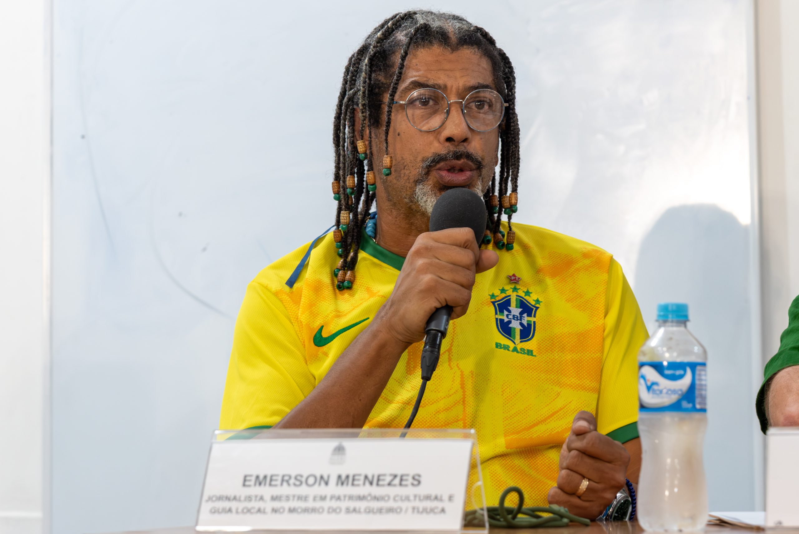 Emerson Menezes, morador do Morro do Salgueiro, fala durante sua participação na Audiência Pública "Turismo, Favela, Periferia e Cidadania: Caminhos para um Modelo Comunitário e Sustentável”. Foto: Bárbara Dias Emerson Menezes, morador do Morro do Salgueiro, fala durante sua participação na Audiência Pública "Turismo, Favela, Periferia e Cidadania: Caminhos para um Modelo Comunitário e Sustentável”. Foto: Bárbara Dias