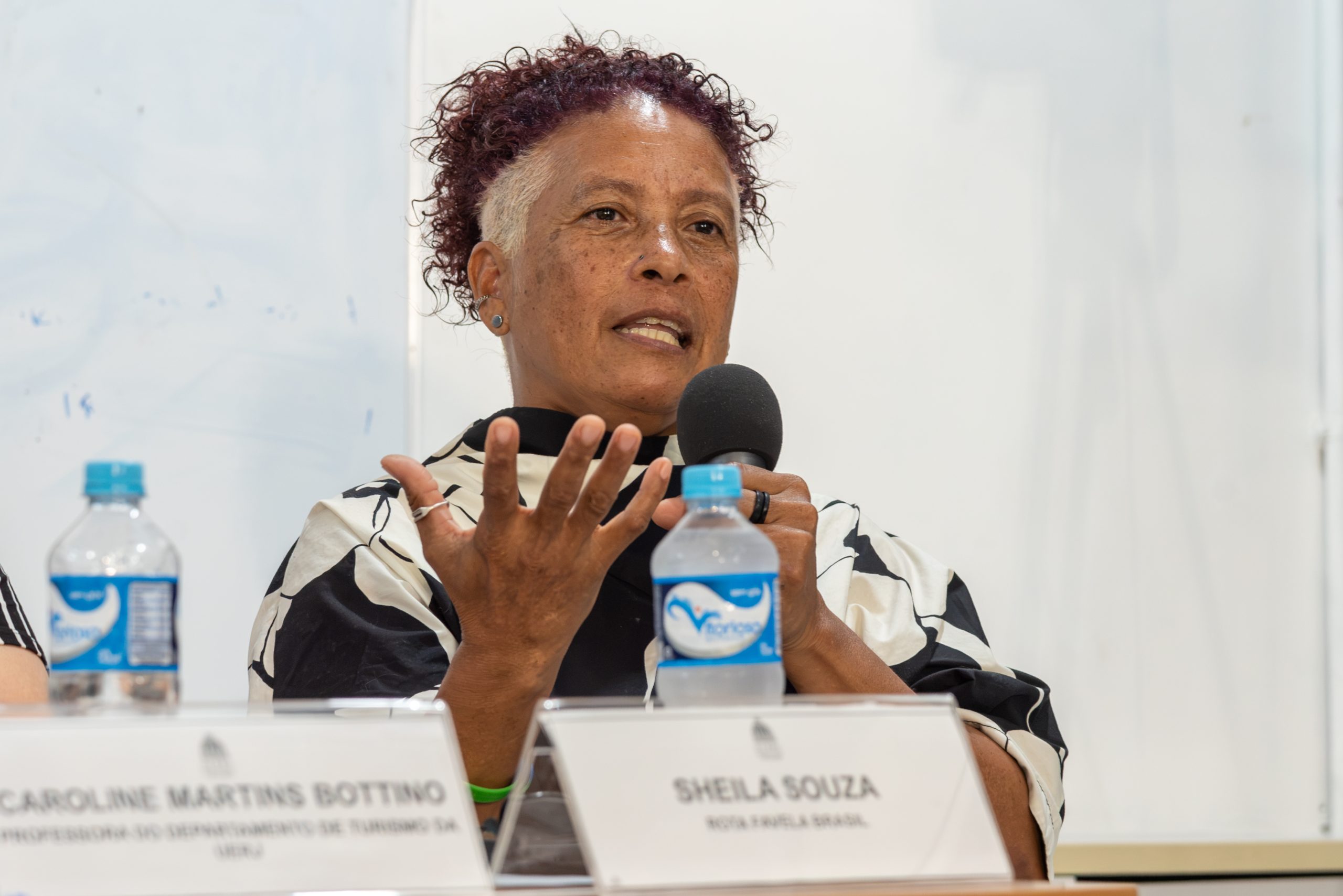 Sheila Souza durante sua participação na Audiência Pública "Turismo, Favela, Periferia e Cidadania: Caminhos para um Modelo Comunitário e Sustentável”. Foto: Bárbara Dias Sheila Souza durante sua participação na Audiência Pública "Turismo, Favela, Periferia e Cidadania: Caminhos para um Modelo Comunitário e Sustentável”. Foto: Bárbara Dias
