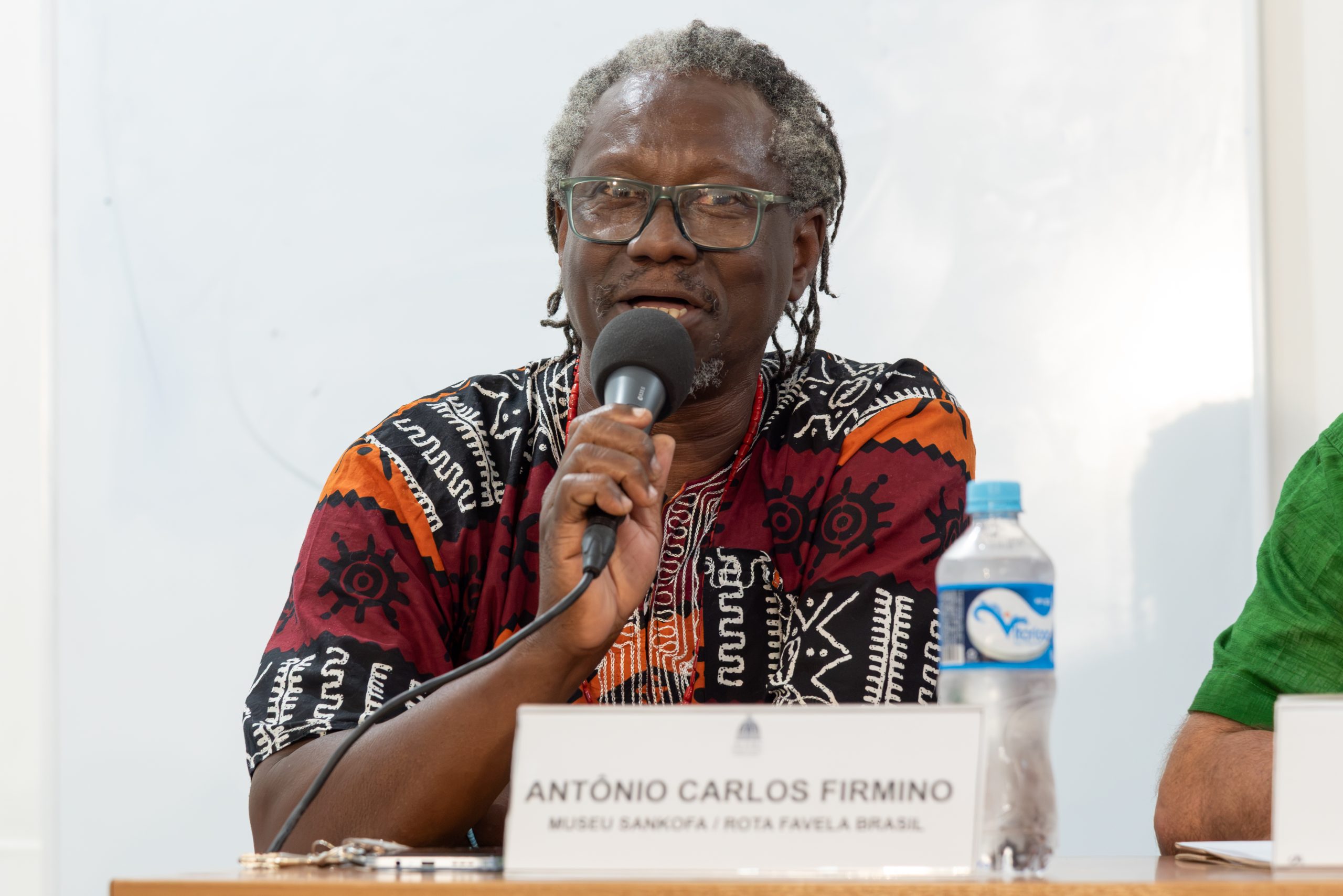 Antônio Carlos Firmino durante sua participação na Audiência Pública "Turismo, Favela, Periferia e Cidadania: Caminhos para um Modelo Comunitário e Sustentável”. Foto: Bárbara Dias Antônio Carlos Firmino durante sua participação na Audiência Pública "Turismo, Favela, Periferia e Cidadania: Caminhos para um Modelo Comunitário e Sustentável”. Foto: Bárbara Dias