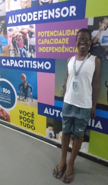 Raphael Garcia Silva, 11, devido ao capacitismo climático, enfrenta barreiras no acesso à educação pela falta de adaptação para PCDs e climática das escolas municipais do Rio. Foto: Arquivo Pessoal