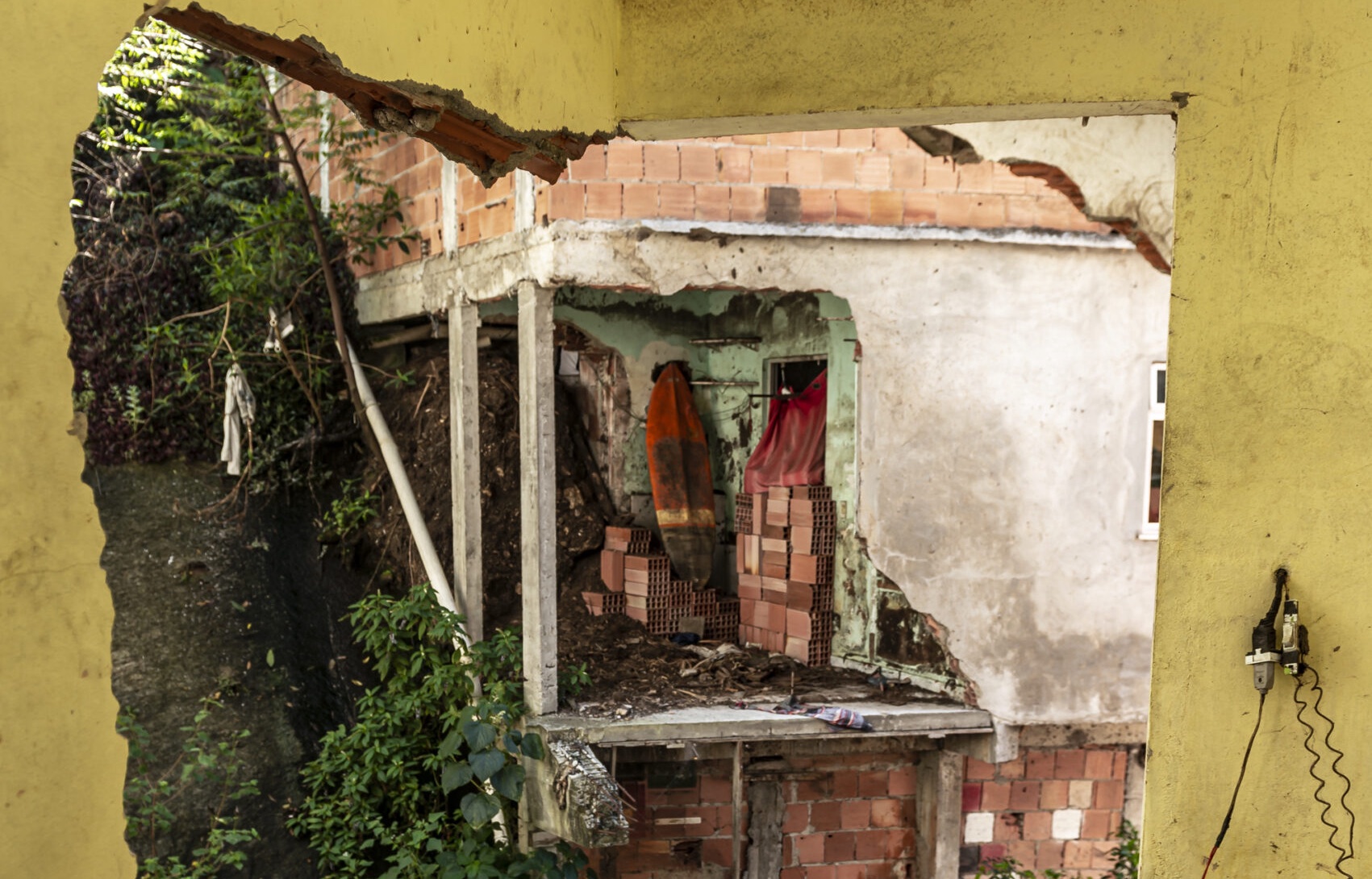 Situação atual de uma casa atingida pelo temporal de 2019, vista de dentro de outra casa atingida pelo mesmo evento climático extremo. Foto: Igor Albuquerque Situação atual de uma casa atingida pelo temporal de 2019, vista de dentro de outra casa atingida pelo mesmo evento climático extremo. Foto: Igor Albuquerque