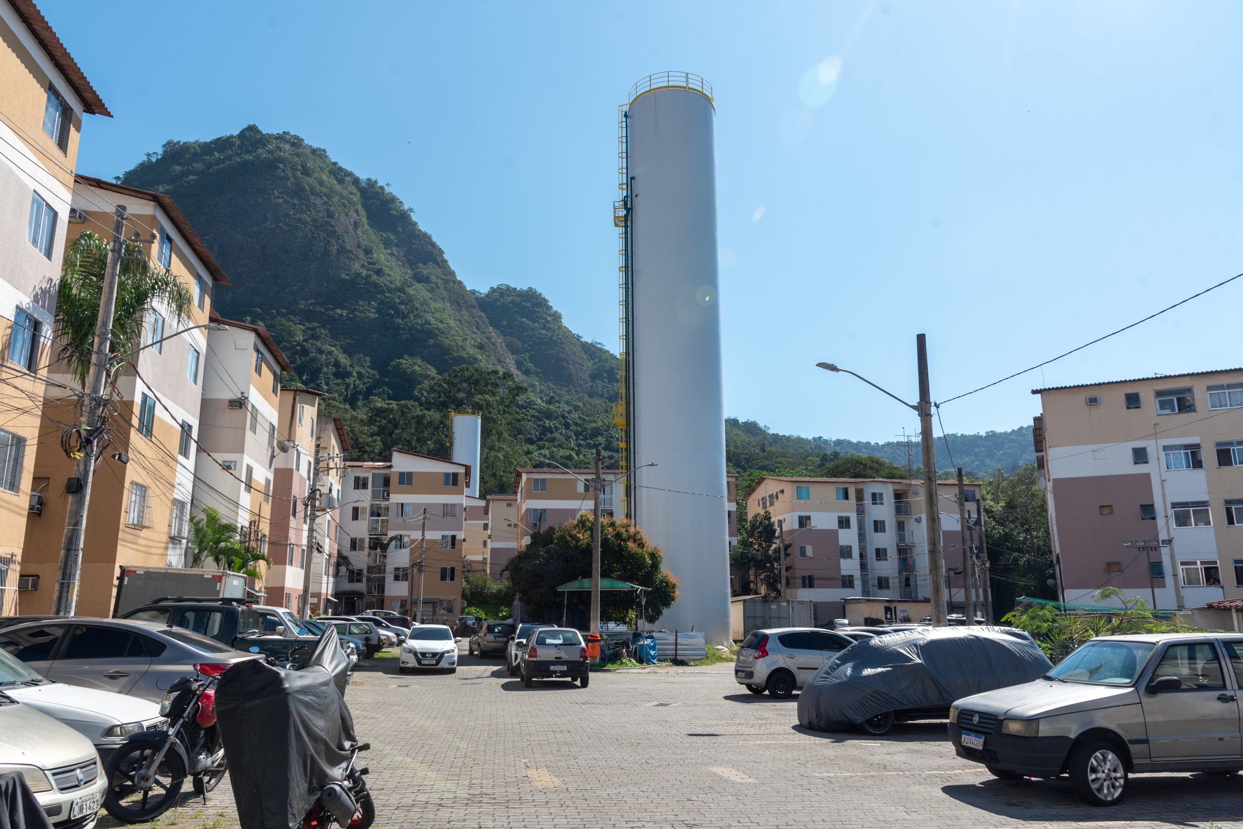 A caixa d'água do Parque Carioca é uma das principais fontes de problema para os moradores do conjunto habitacional destinado aos removidos pela prefeitura. Foto: Bárbara Dias A caixa d'água do Parque Carioca é uma das principais fontes de problema para os moradores do conjunto habitacional destinado aos removidos pela prefeitura. Foto: Bárbara Dias
