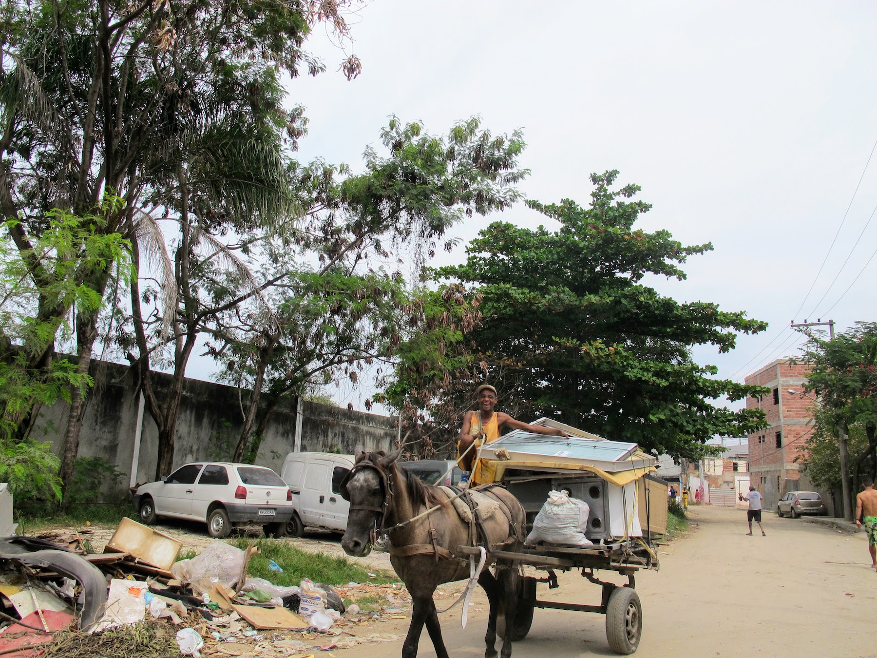 Cavaleiro e sua carroça na Vila Autódromo, 2013. Foto: RioOnWatch Cavaleiro e sua carroça na Vila Autódromo, 2013. Foto: RioOnWatch