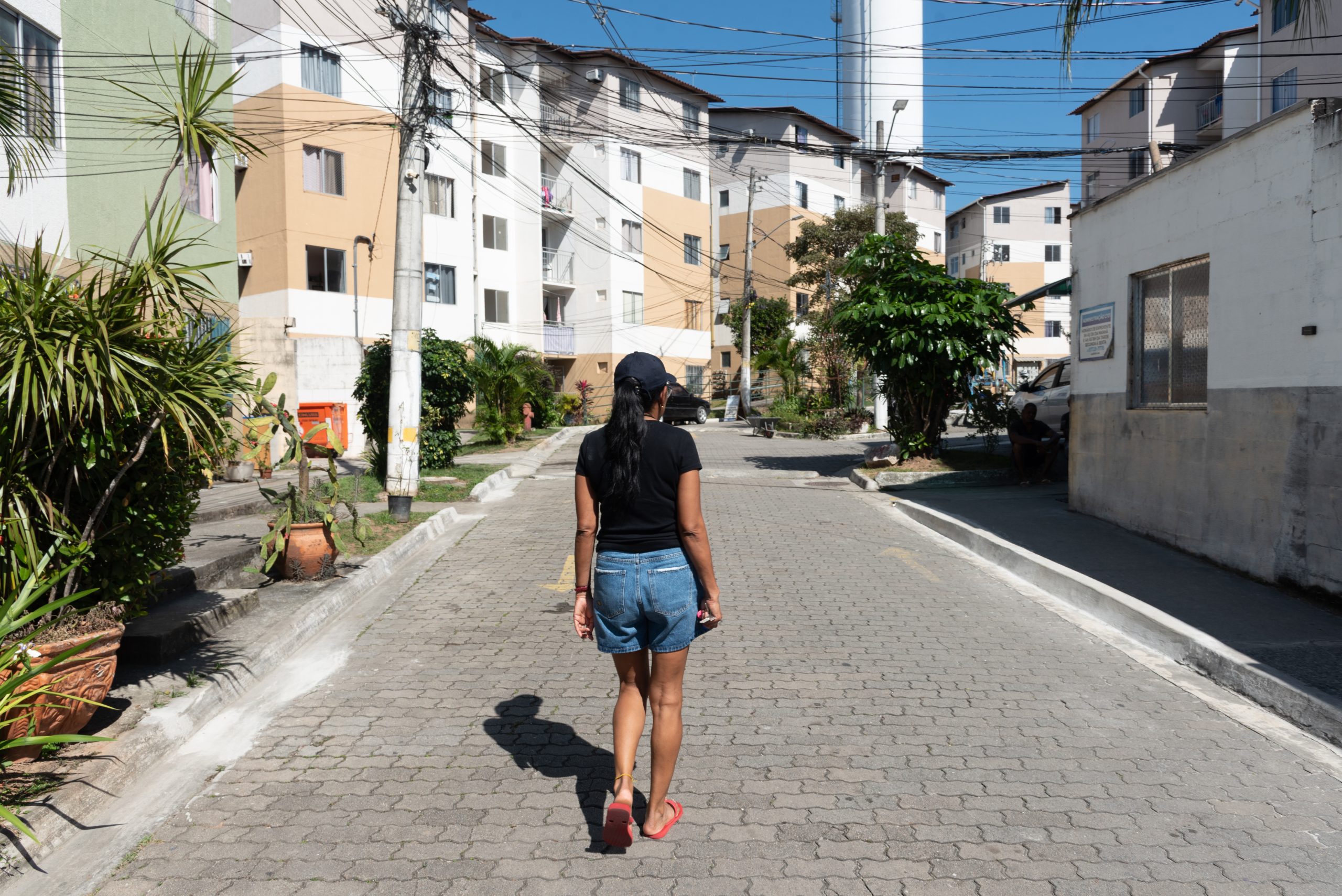Conceição Queiroz anda pelas ruas desertas do Parque Carioca, para onde foi realocada depois da remoção de sua casa na Vila Autódromo. Foto: Bárbara Dias