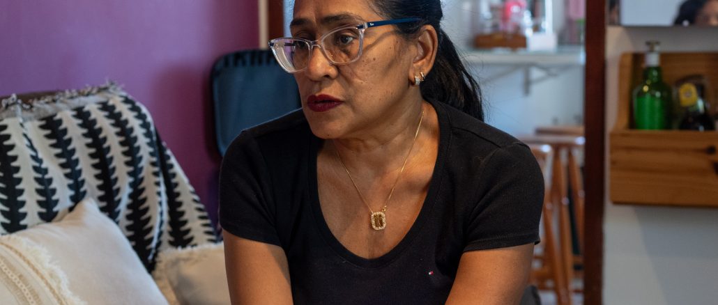 Conceição Queiroz, ex-moradora da Vila Autódromo, reflete sobre os dez anos desde sua remoção para o Conjunto Habitacional Parque Carioca. Foto: Bárbara Dias