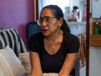 Conceição Queiroz, ex-moradora da Vila Autódromo, reflete sobre os dez anos desde sua remoção para o Conjunto Habitacional Parque Carioca. Foto: Bárbara Dias