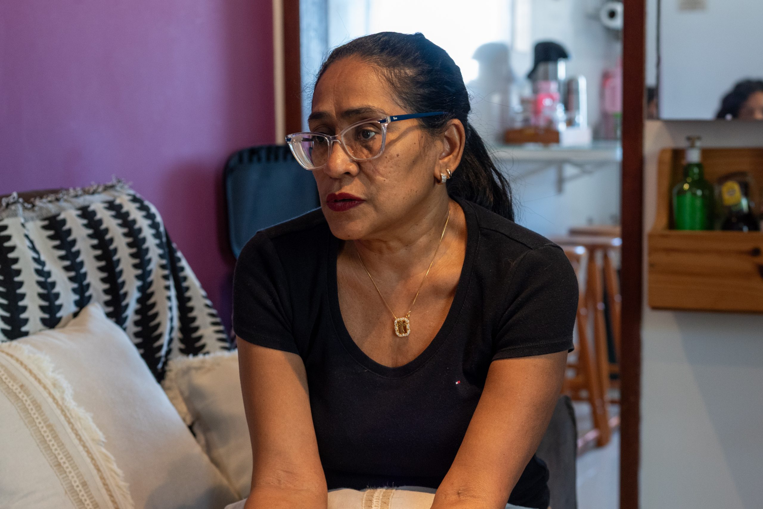 Conceição Queiroz, ex-moradora da Vila Autódromo, reflete sobre os dez anos desde sua remoção para o Conjunto Habitacional Parque Carioca. Foto: Bárbara Dias Conceição Queiroz, ex-moradora da Vila Autódromo, reflete sobre os dez anos desde sua remoção para o Conjunto Habitacional Parque Carioca. Foto: Bárbara Dias