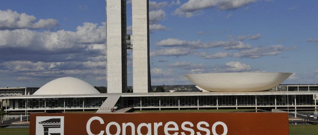 Famoso prédio do Congresso Nacional em Brasília. A cúpula menor, voltada para baixo, é o Senado Federal, enquanto a cúpula maior voltada para cima é a Câmara dos Deputados. Foto: CNBB