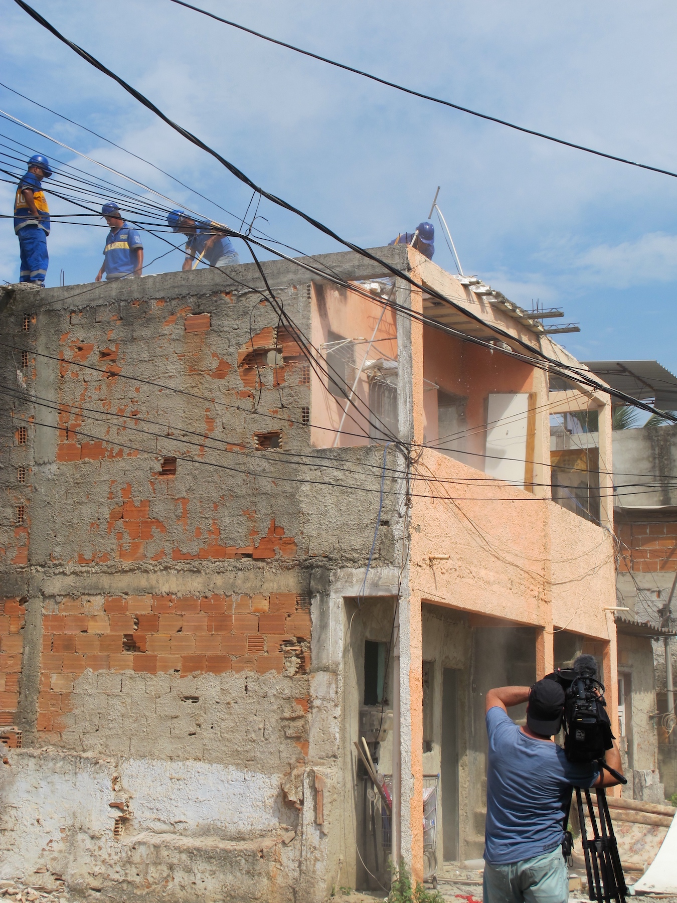 A cobertura da remoção pela imprensa internacional era intensa, gerando mais de 11.500 menções no Google, no auge das remoções. Foto: RioOnWatch A cobertura da remoção pela imprensa internacional era intensa, gerando mais de 11.500 menções no Google, no auge das remoções. Foto: RioOnWatch