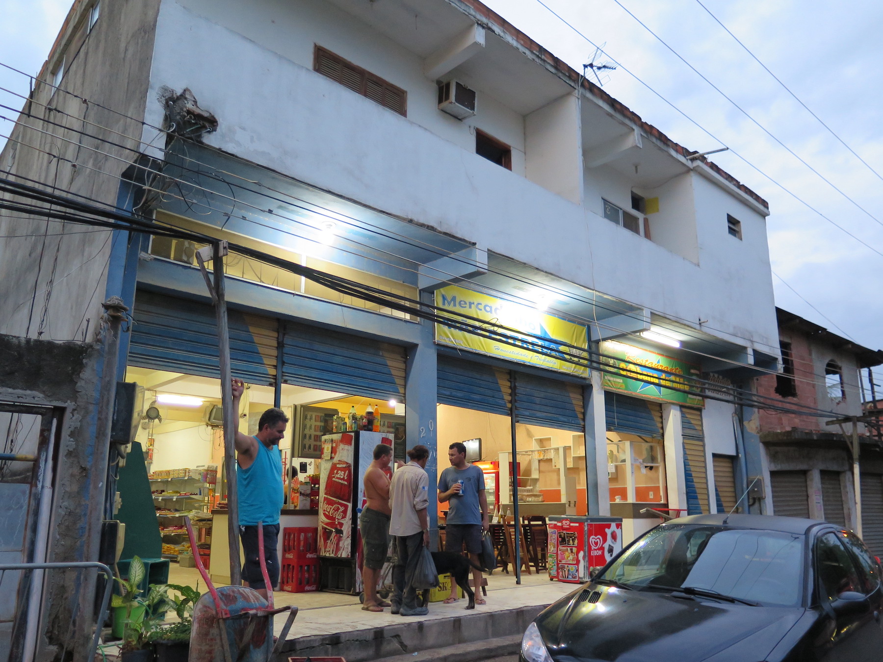 Mercado na Vila Autódromo original, 2013. Foto: RioOnWatch Mercado na Vila Autódromo original, 2013. Foto: RioOnWatch