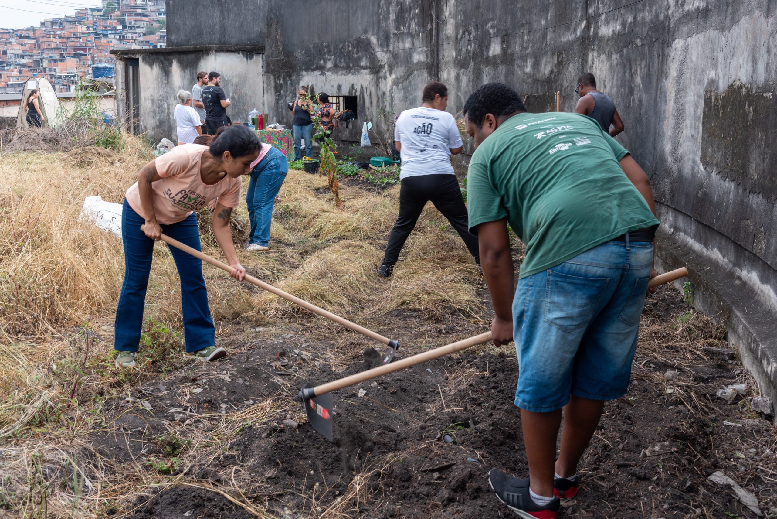 Participantes do Mutirão de Plantio revitalizaram canteiros em cima do reservatório no Complexo do Alemão com o plantio de aproximadamente 600 mudas de hortaliças. Foto: Bárbara Dias Participantes do Mutirão de Plantio revitalizaram canteiros em cima do reservatório no Complexo do Alemão com o plantio de aproximadamente 600 mudas de hortaliças. Foto: Bárbara Dias