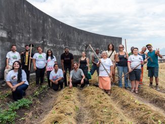 Parte dos participantes do Mutirão de Plantio da Dona Josefa, no Complexo do Alemão, ao final do trabalhos, que fez manutenção do espaço, construção de novos canteiros e plantio de aproximadamente 600 mudas de hortaliças. Foto: Bárbara Dias