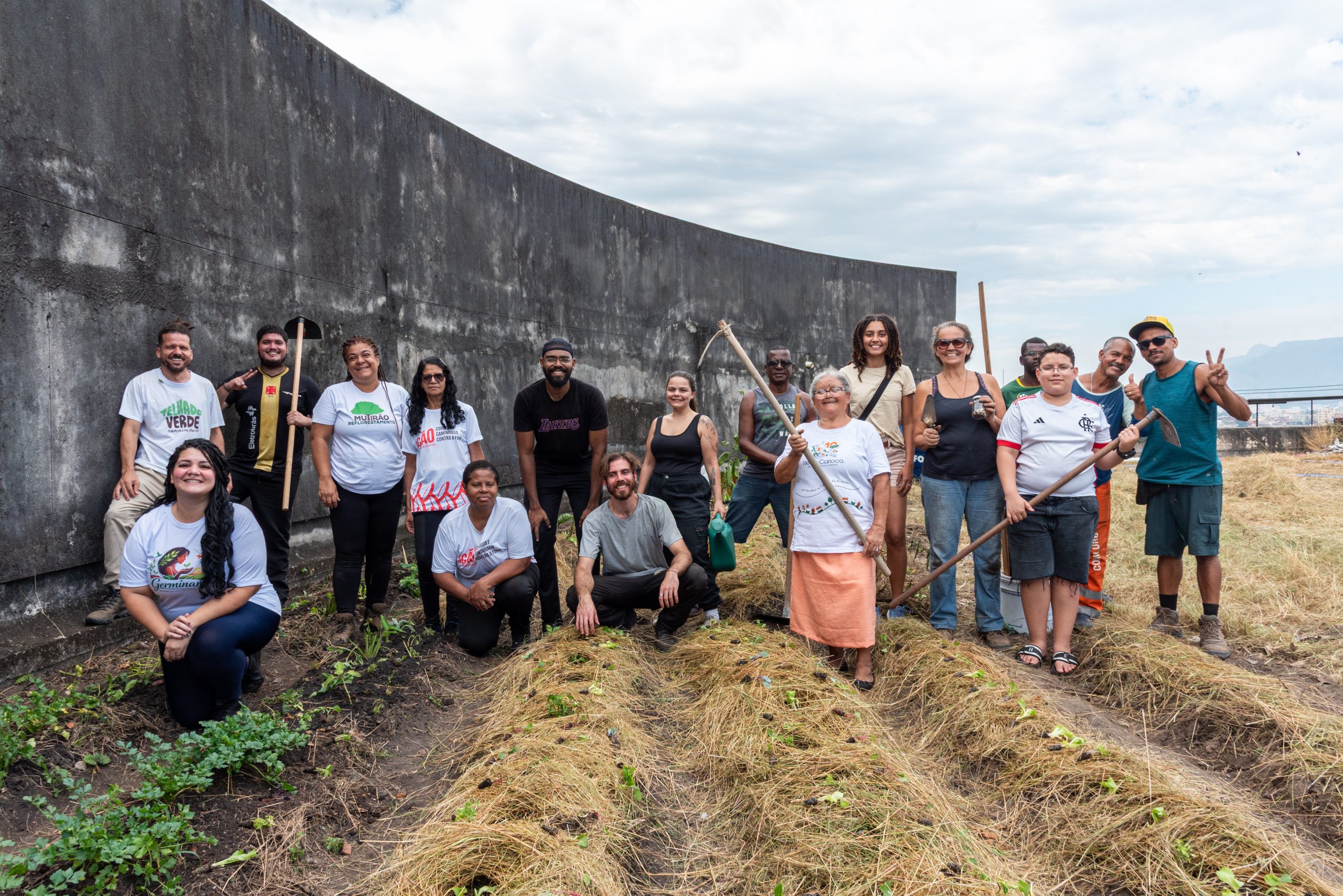 Parte dos participantes do Mutirão de Plantio da Dona Josefa no Complexo do Alemão ao final da atividade, que promoveu a manutenção do espaço, a construção de novos canteiros e o plantio de aproximadamente 600 mudas de hortaliças e de plantas floríferas. Foto: Bárbara Dias Parte dos participantes do Mutirão de Plantio da Dona Josefa no Complexo do Alemão ao final da atividade, que promoveu a manutenção do espaço, a construção de novos canteiros e o plantio de aproximadamente 600 mudas de hortaliças e de plantas floríferas. Foto: Bárbara Dias