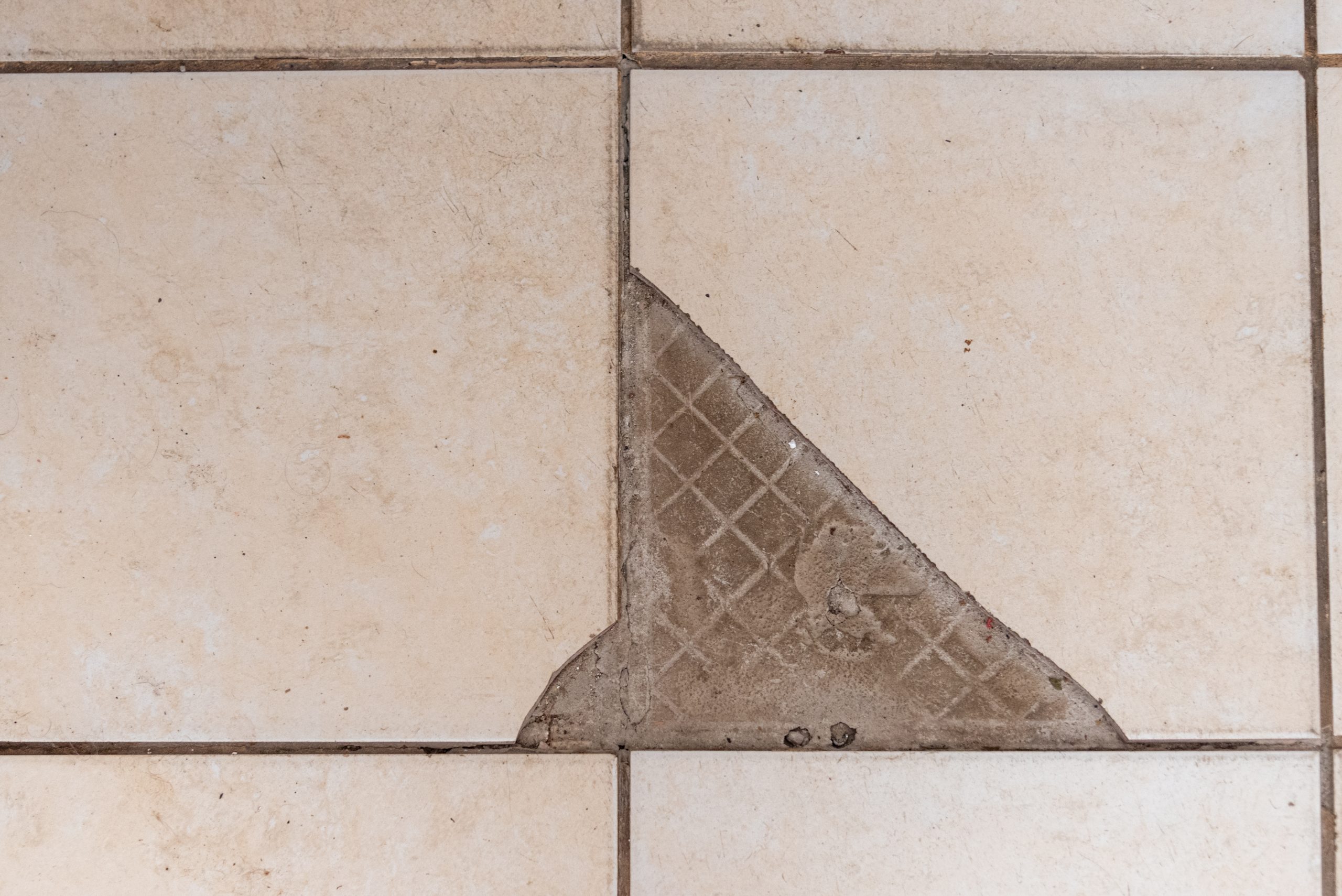 Os pisos do Parque Carioca estão soltando, um exemplo da acelerada degradação dos prédios do conjunto habitacional. Foto: Bárbara Dias Os pisos do Parque Carioca estão soltando, um exemplo da acelerada degradação dos prédios do conjunto habitacional. Foto: Bárbara Dias