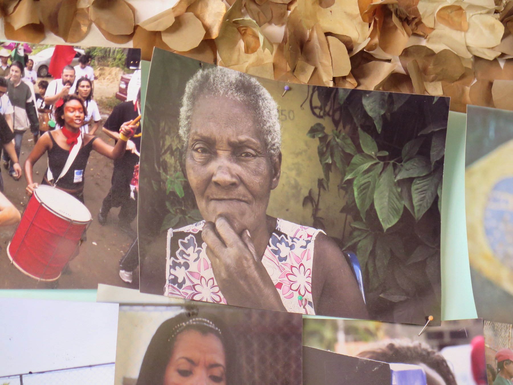 Painel de fotos da resistência e moradores da Vila Autódromo, na Associação de Moradores em 2013. Foto: RioOnWatch Painel de fotos da resistência e moradores da Vila Autódromo, na Associação de Moradores em 2013. Foto: RioOnWatch