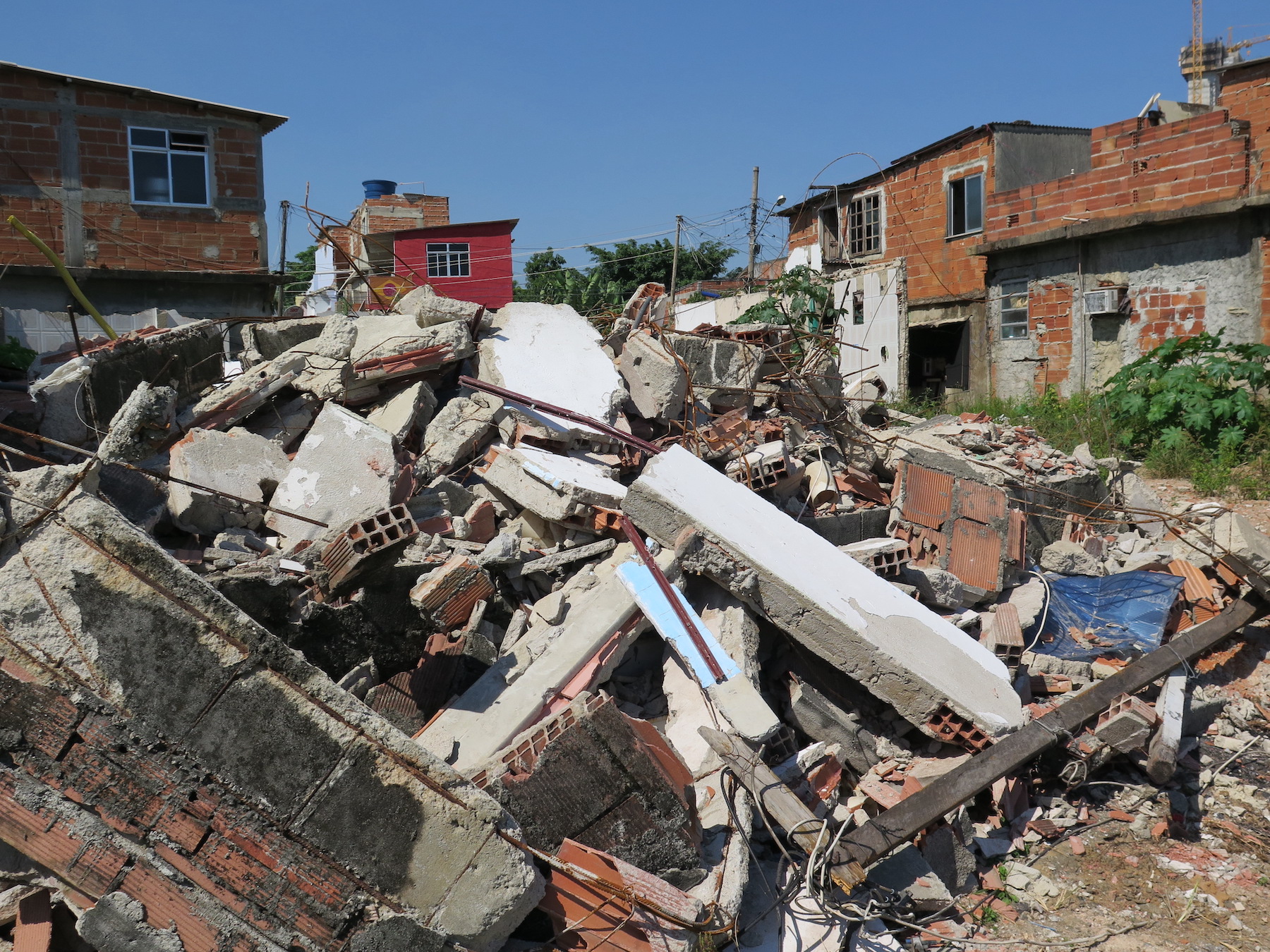 Viver em meio aos escombros deixados pela Prefeitura trouxe diversos prejuízos, inclusive, à saúde das pessoas. Foto: RioOnWatch Viver em meio aos escombros deixados pela Prefeitura trouxe diversos prejuízos, inclusive, à saúde das pessoas. Foto: RioOnWatch