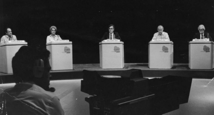Debate televisivo das eleições diretas de 1982, com os cinco candidatos ao governo do estado do Rio de Janeiro: Moreira Franco (PDS), Leonel Brizola (PDT), Sandra Cavalcanti (PTB), Miro Teixeira (PMDB) e Lysâneas Maciel (PT). Foto: Tribunal Regional Eleitoral do Rio de Janeiro Debate televisivo das eleições diretas de 1982, com os cinco candidatos ao governo do estado do Rio de Janeiro: Moreira Franco (PDS), Leonel Brizola (PDT), Sandra Cavalcanti (PTB), Miro Teixeira (PMDB) e Lysâneas Maciel (PT). Foto: Tribunal Regional Eleitoral do Rio de Janeiro