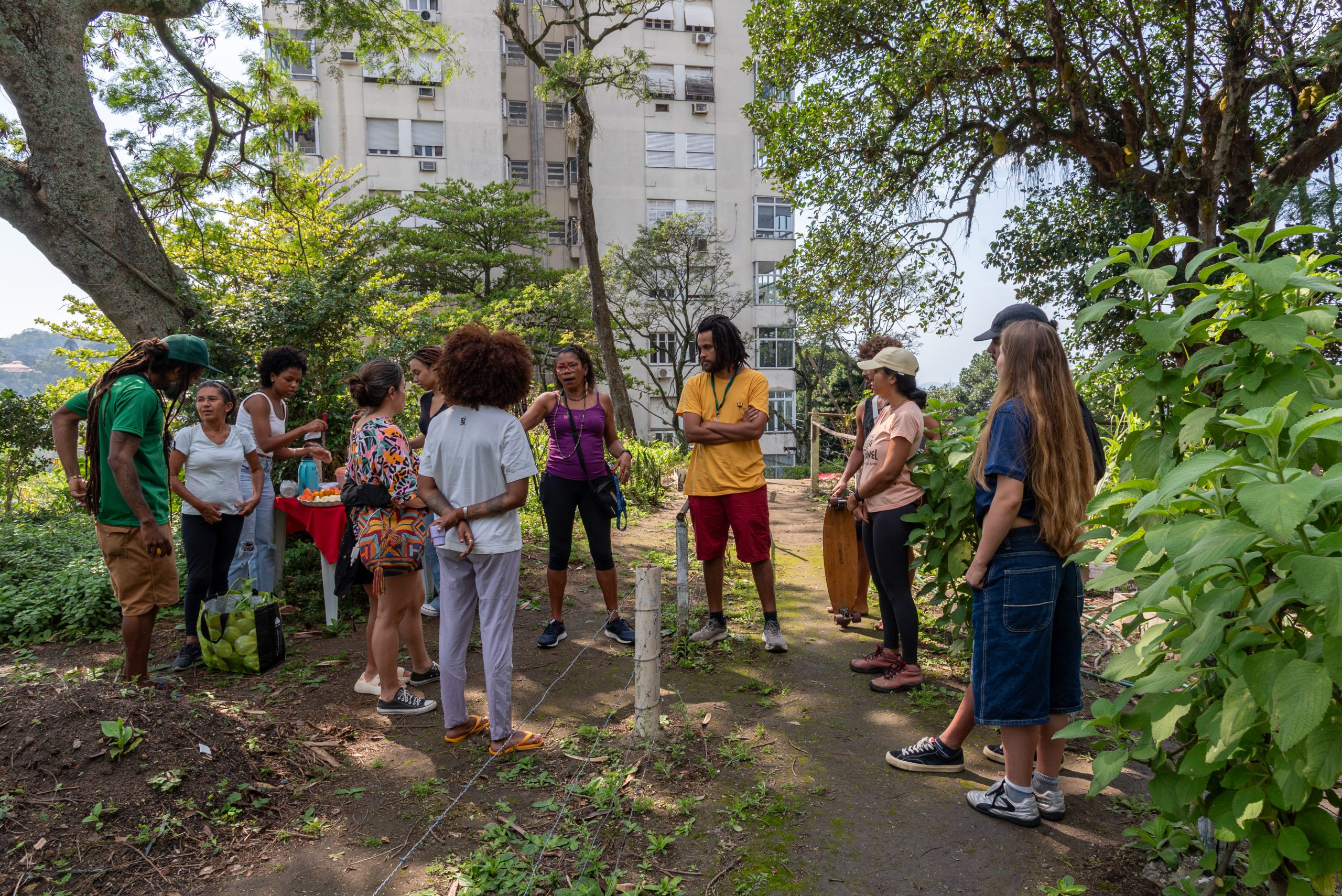 O mutirão começou com uma contextualização do projeto e dos coletivos que se somaram para fazer a manutenção da Horta dos Prazeres, além de uma breve apresentação dos 30 presentes na atividade. Foto: Bárbara Dias O mutirão começou com uma contextualização do projeto e dos coletivos que se somaram para fazer a manutenção da Horta dos Prazeres, além de uma breve apresentação dos 30 presentes na atividade. Foto: Bárbara Dias