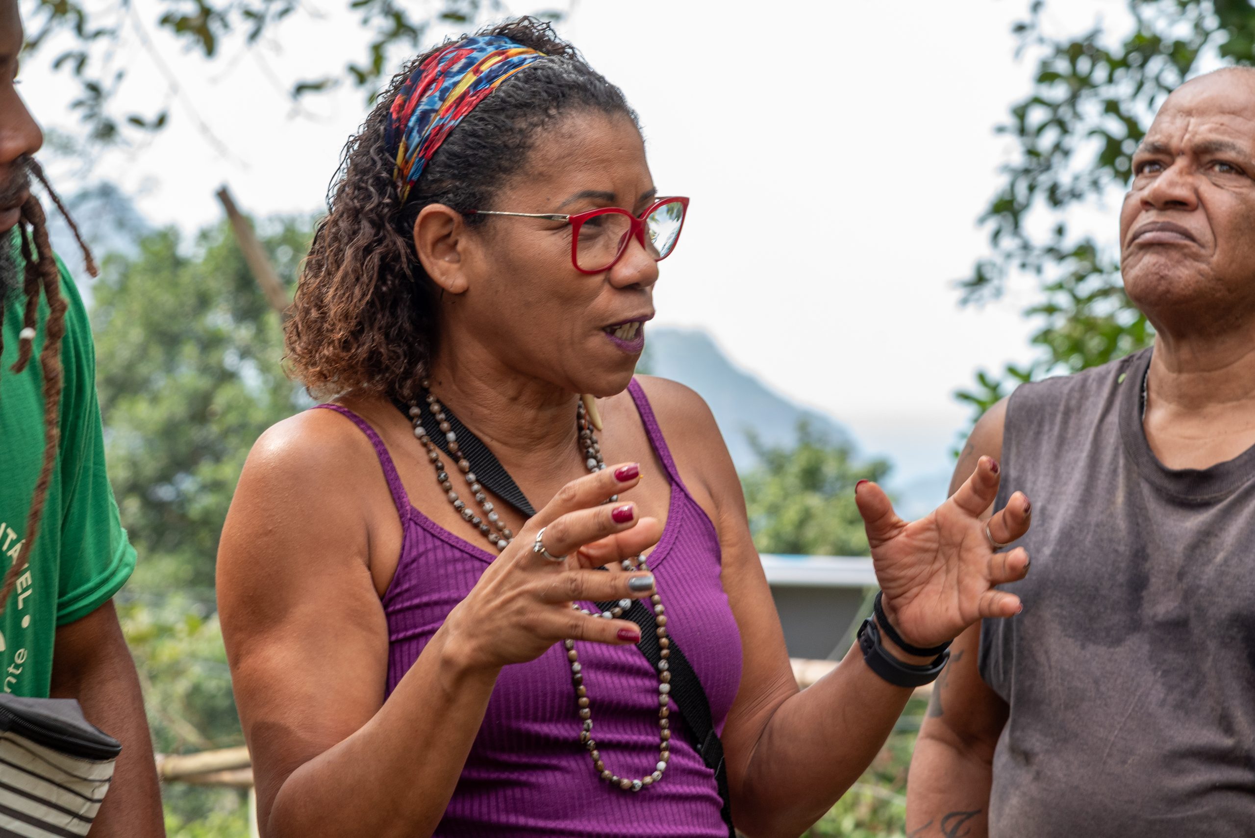 Cris dos Prazeres, criadora do Instituto Evolux, atua há 30 anos no Morro dos Prazeres e acompanhou a construção da Horta dos Prazeres. Sua trajetória está ligada ao projeto ReciclAção, que marcou o início de sua atuação em ações socioambientais na comunidade. Foto: Bárbara Dias Cris dos Prazeres, criadora do Instituto Evolux, atua há 30 anos no Morro dos Prazeres e acompanhou a construção da Horta dos Prazeres. Sua trajetória está ligada ao projeto ReciclAção, que marcou o início de sua atuação em ações socioambientais na comunidade. Foto: Bárbara Dias