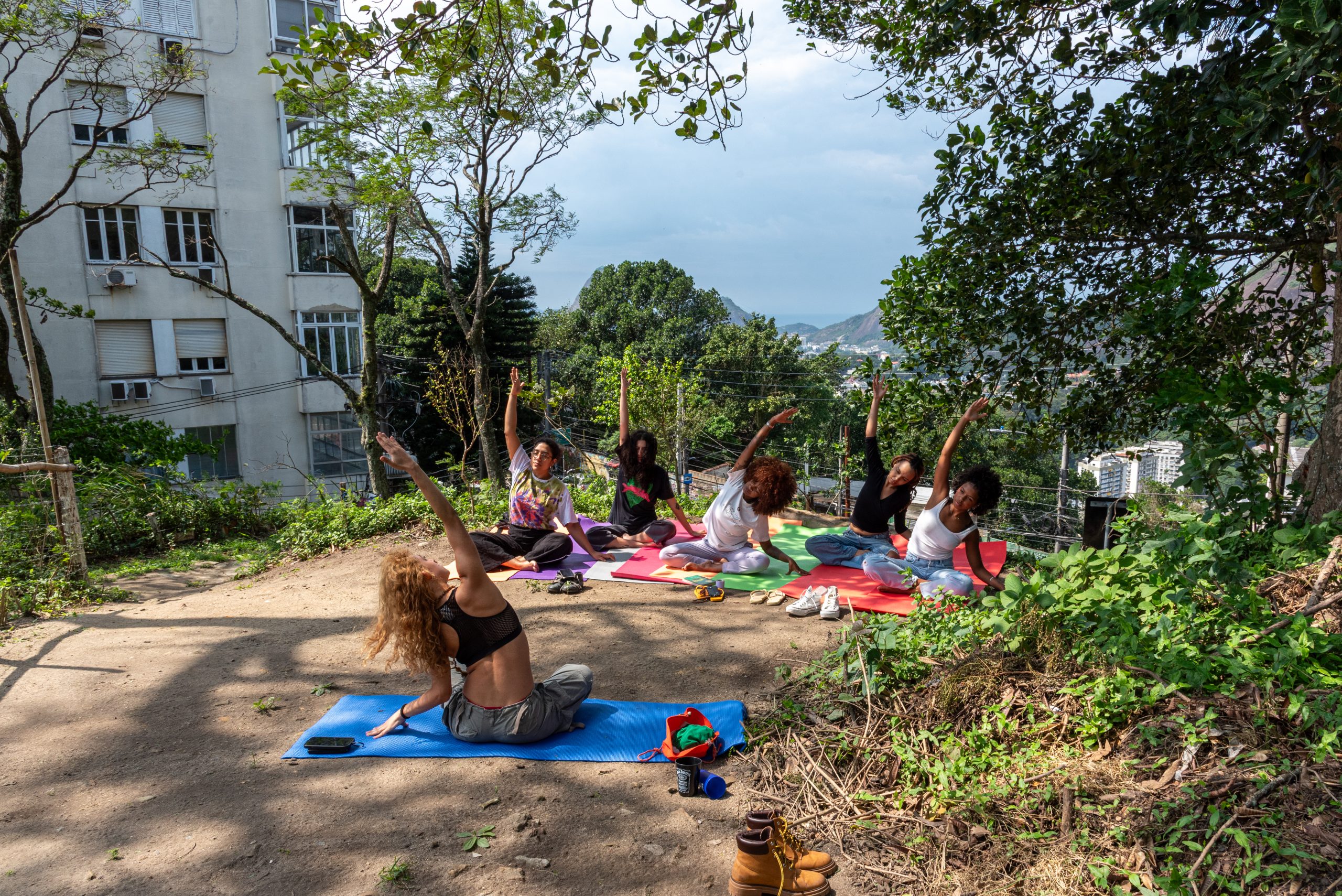 Gey, coidealizadora da Horta dos Prazeres e do Projeto Yoga para Mulheres, realizou atividade de yoga para mulheres que participaram do mutirão na horta. Foto: Bárbara Dias Gey, coidealizadora da Horta dos Prazeres e do Projeto Yoga para Mulheres, realizou atividade de yoga para mulheres que participaram do mutirão na horta. Foto: Bárbara Dias