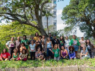 Parte dos participantes do Mutirão na Horta dos Prazeres, no Morro dos Prazeres, onde foram feitas a manutenção do espaço, plantio de mudas de hortaliças e aula de yoga para mulheres, dentre outras atividades. Foto: Bárbara Dias