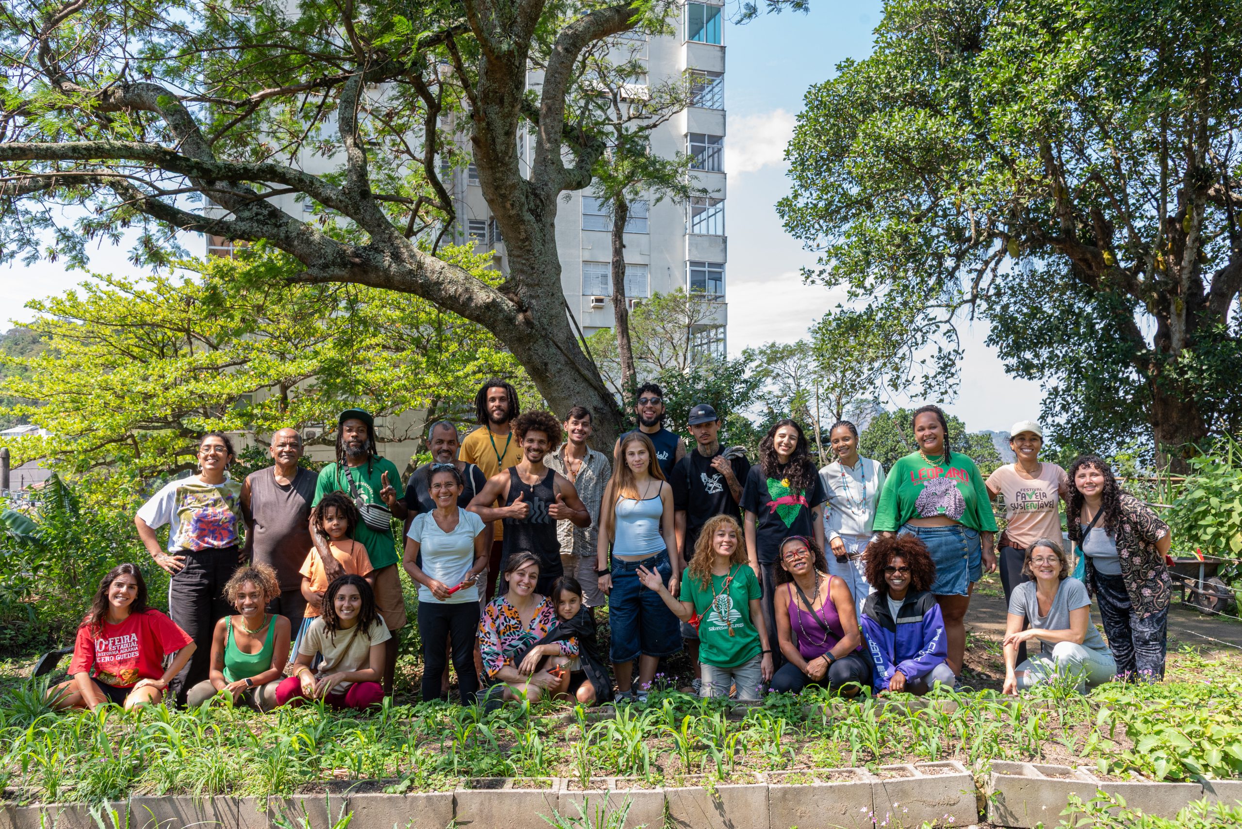 Parte dos participantes do Mutirão na Horta dos Prazeres, no Morro dos Prazeres, onde foram feitas a manutenção do espaço, plantio de mudas de hortaliças e aula de yoga para mulheres, dentre outras atividades. Foto: Bárbara Dias Parte dos participantes do Mutirão na Horta dos Prazeres, no Morro dos Prazeres, onde foram feitas a manutenção do espaço, plantio de mudas de hortaliças e aula de yoga para mulheres, dentre outras atividades. Foto: Bárbara Dias