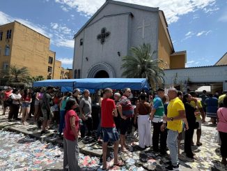 Fila em frente a Igreja Nossa Senhora dos Navegantes, zona eleitoral da Maré. Foto: Gabi Lino/Mare de Noticias