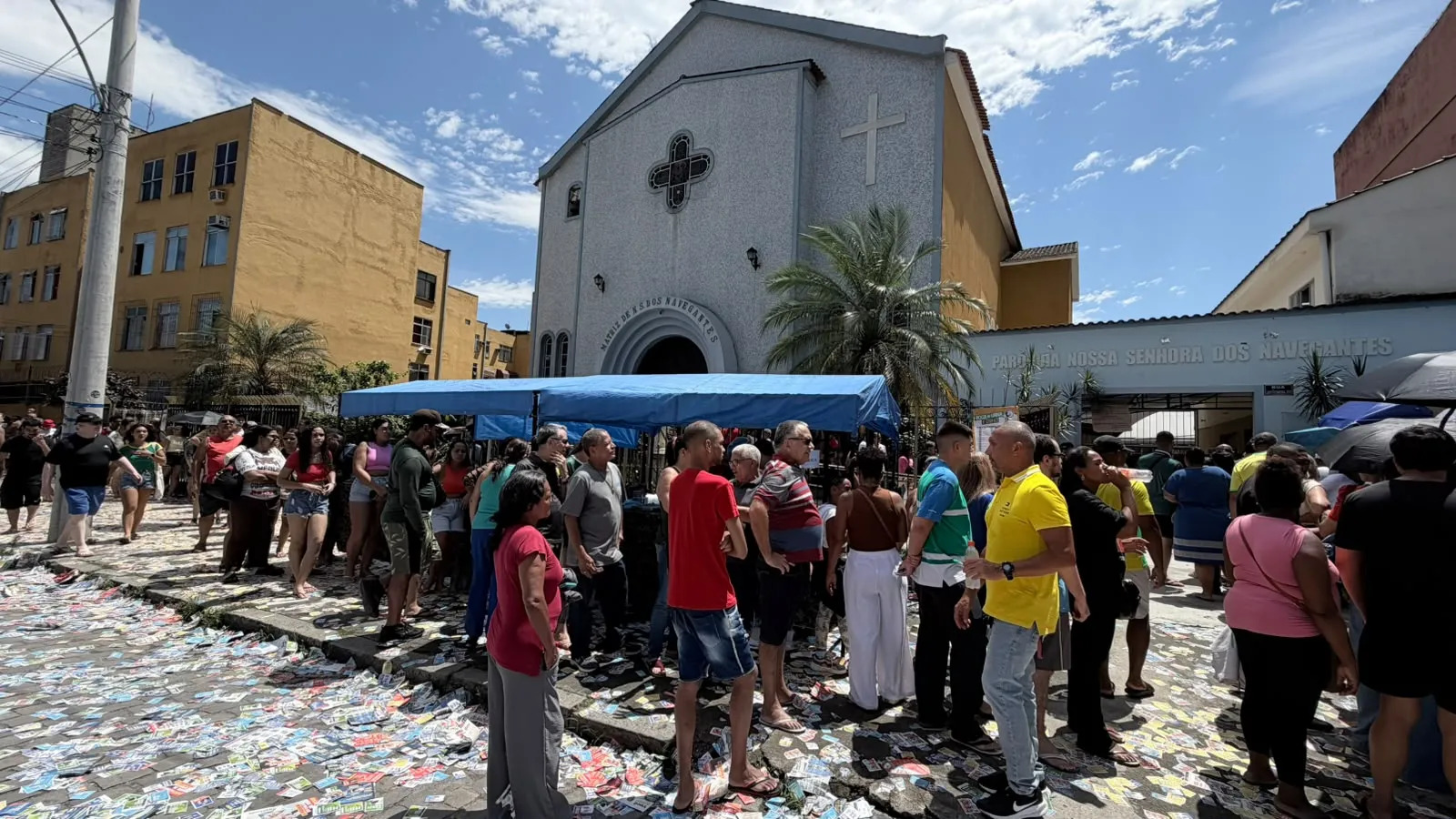 Fila em frente a Igreja Nossa Senhora dos Navegantes, zona eleitoral da Maré. Foto: Gabi Lino/Mare de Noticias Fila em frente a Igreja Nossa Senhora dos Navegantes, zona eleitoral da Maré. Foto: Gabi Lino/Mare de Noticias