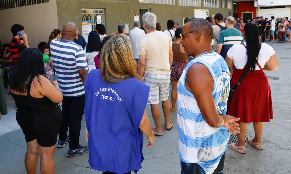 Mudanças nos locais de votação, sobretudo nos Complexos da Maré, do Alemão e da Penha, geraram filas quilométricas e horas de espera. Foto: Fernando Frazão/Agência Brasil Mudanças nos locais de votação, sobretudo nos Complexos da Maré, do Alemão e da Penha, geraram filas quilométricas e horas de espera. Foto: Fernando Frazão/Agência Brasil